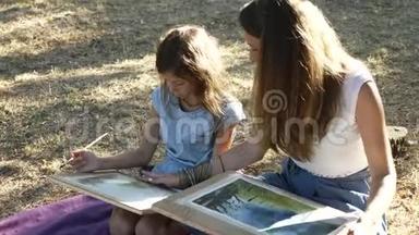 有女儿在公园里用水彩<strong>画画</strong>画的女人